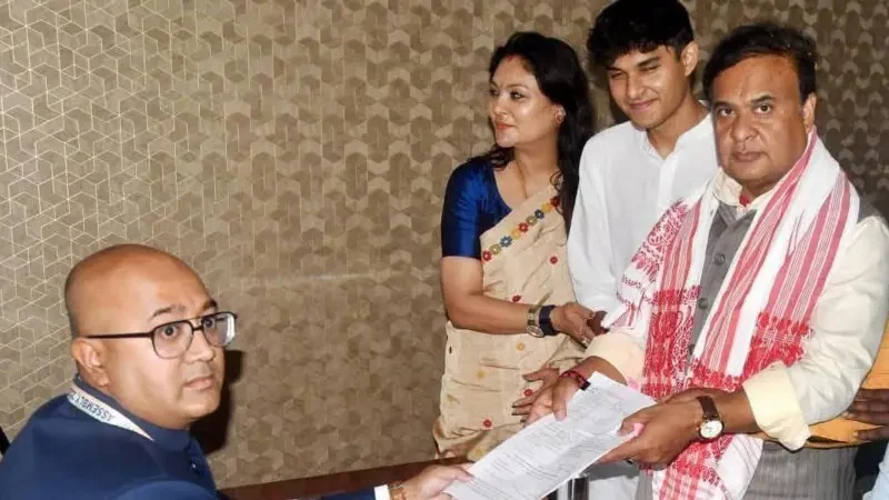 હિમંતા બિસ્વા શર્મા વિધાનસભા ચૂંટણી માટે ઉમેદવારી નોંધાવી રહ્યા છે, તેમની સાથે તેમની પત્ની રિંકી ભુઈયાં
