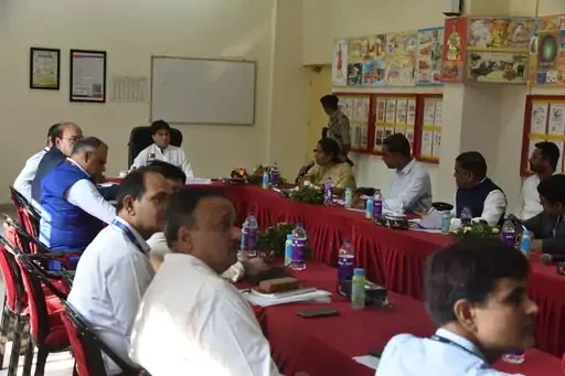 ગુજરાત પ્રવાસે આવેલા જ્યોતિરાદિત્ય સિંધિયાએ વડોદરામાં ભારતનેટના પ્રોજેક્ટની સમીક્ષા માટે બેઠક કરી હતી. આ દરમિયાન રાજ્યભરમાં ડિજિટલ કનેક્ટિવિટી વધારવા માટે ગુજરાત સરકારના સાયન્સ એન્ડ ટેક્નોલોજી વિભાગ, ગુજરાત એલએસએ, બીએસએનએલ અને બીબીએનએલના અધિકારીઓ સાથે ખાસ ચર્ચા પણ કરી હતી.